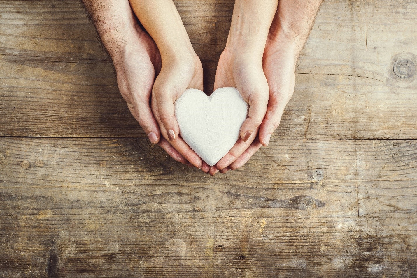 Hands holding heart to promote Kofinas Fertility Group's egg freezing services